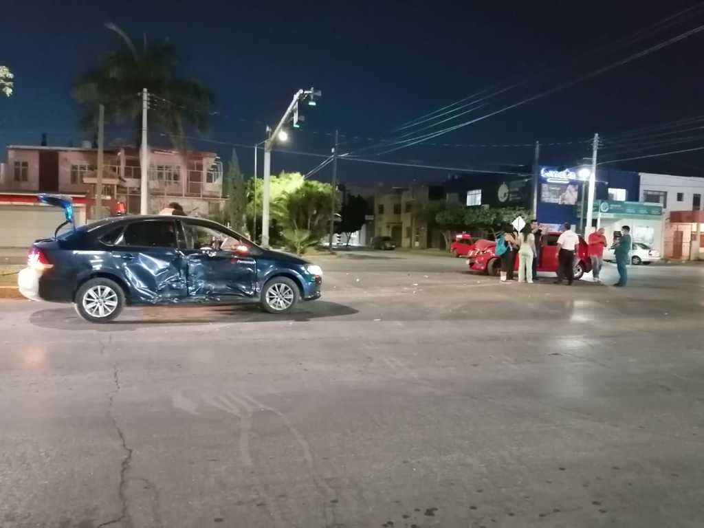 Por no respetar la luz roja del semáforo, conductor provoca choque en el centro de Torreón. (EL SIGLO DE TORREÓN)