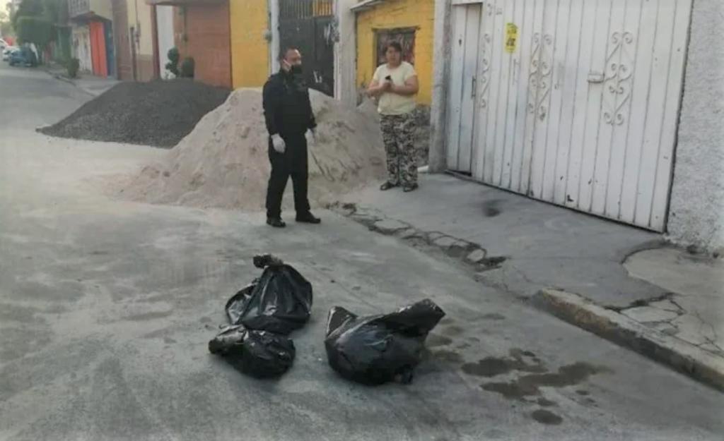 Los residentes reportaron al Centro de Mando de la Policía Municipal que los paquetes estaban tirados sobre la carpeta asfáltica en la calle Enramada, entre Cuarta Avenida y Amanecer Ranchero.
(EL UNIVERSAL)