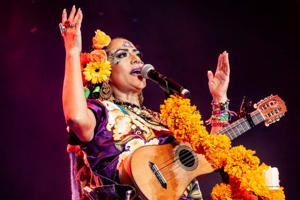 A pesar de que ya vivió una pérdida a causa del coronavirus, la cantante mexicana Lila Downs piensa que hay que tener fe de que saldremos adelante de la pandemia. (ARCHIVO)
