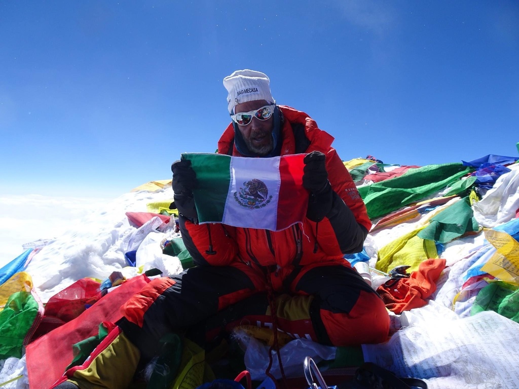 Álvarez complementa su actividad como triatleta, con el alpinismo, logrando hace cuatro años, llegar a la cima del Monte Everest. (ESPECIAL)