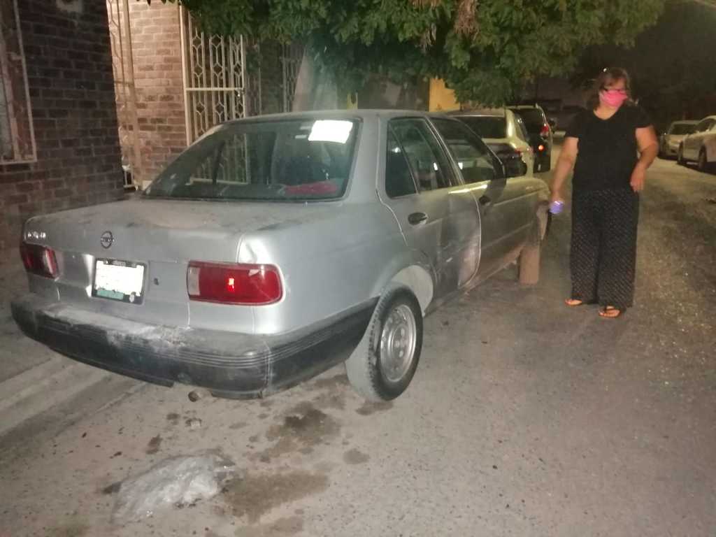 Según las autoridades, el accidente dejó daños por 19 mil pesos; el auto responsable fue llevado al corralón municipal. (EL SIGLO DE TORREÓN)