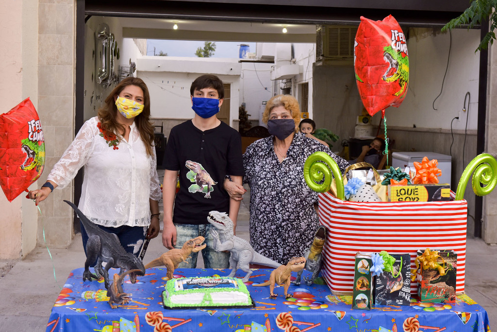 MEDIDAS. La familia Dovalina Albularach decidió festejar el cumpleaños de Abraham en formato drive-thru. (EL SIGLO DE TORREÓN / Erick Sotomayor)