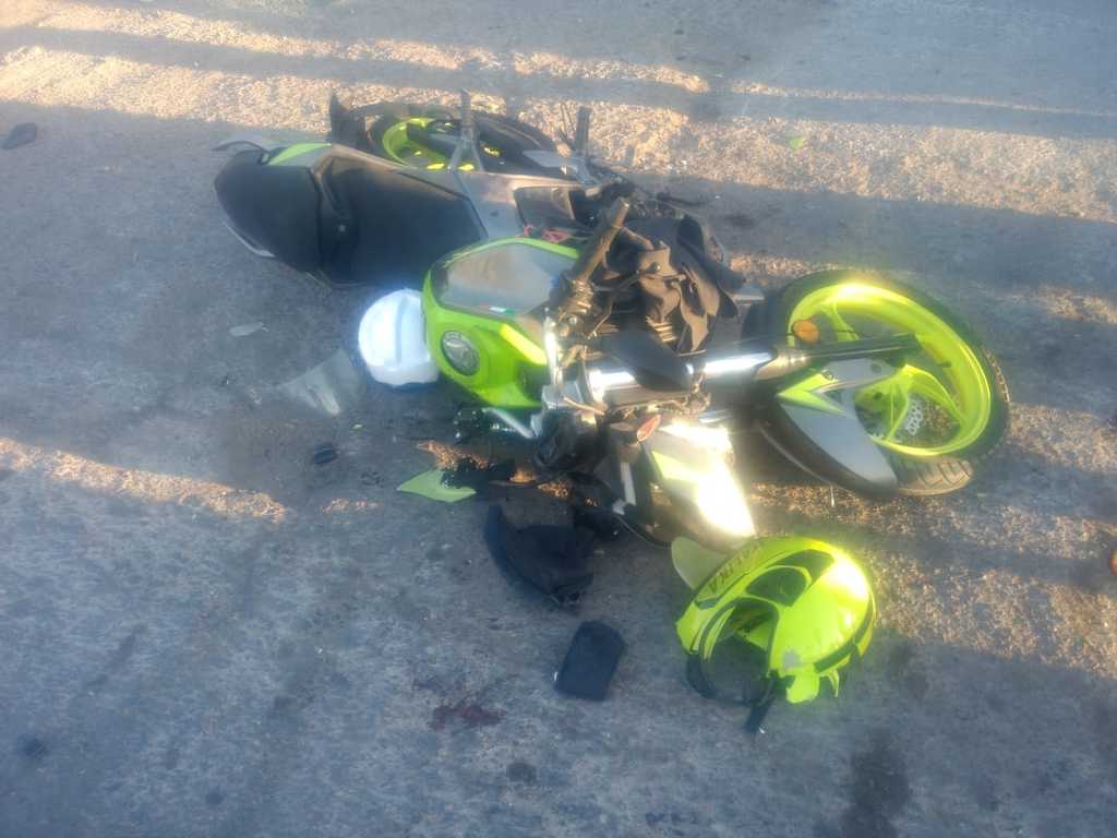 El fuerte impacto del motociclista contra la camioneta y el pavimento le causó serias lesiones y se reporta grave en el hospital. (EL SIGLO DE TORREÓN)