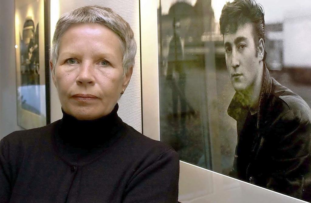 Astrid Kirchherr, la fotógrafa alemana que hizo algunas de las primeras y más impactantes imágenes de los Beatles además de tener un impacto perdurable en su estilo visual, ha muerto a los 81 años. (CORTESÍA)