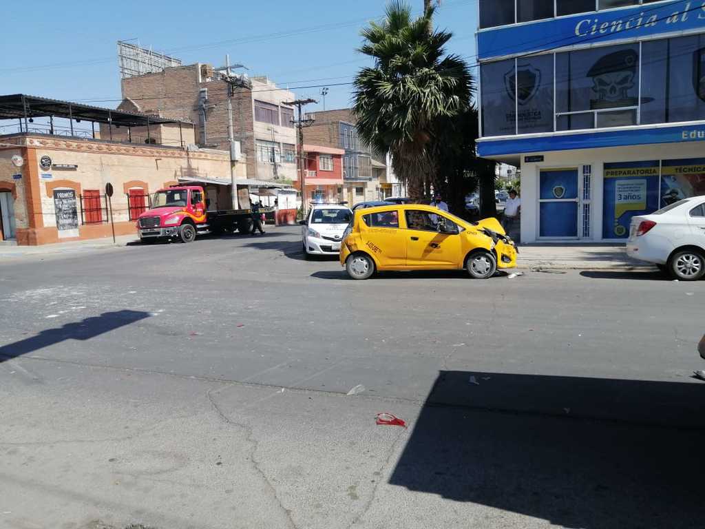 Muy dañado quedó el taxi Chevrolet Spark, luego de impactarse contra un camión.