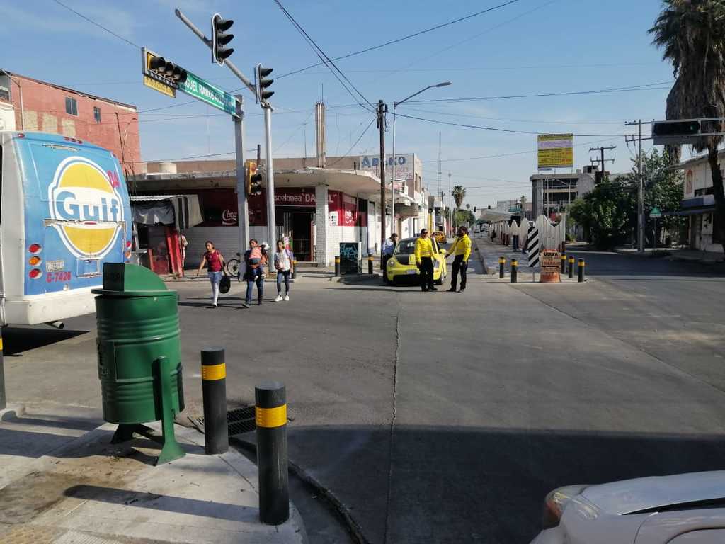 Colisión de autos en Torreón deja daños materiales