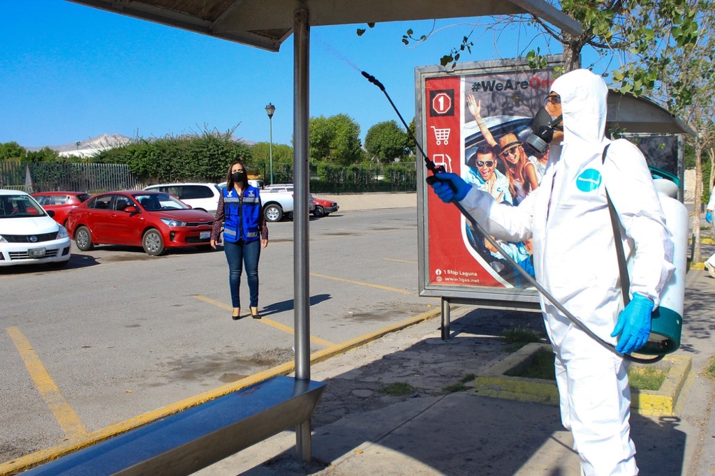 Desde el mes de marzo se realizan acciones de sanitización en las unidades de taxis y camiones urbanos de Torreón.