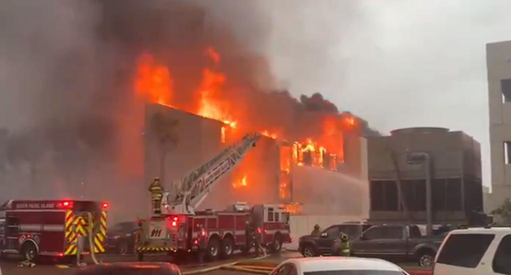 Fue alrededor de las 8:00 horas que se reportó el siniestro en un complejo de condominios, donde bomberos luchan por apagar el fuego.
(TWITTER)
