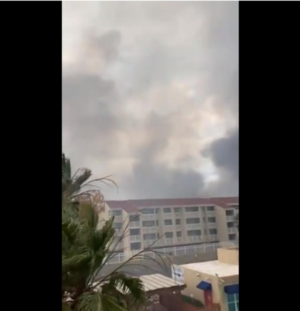 Fue alrededor de las 8:00 horas que se reportó el siniestro en un complejo de condominios, donde bomberos luchan por apagar el fuego. (TWITTER)