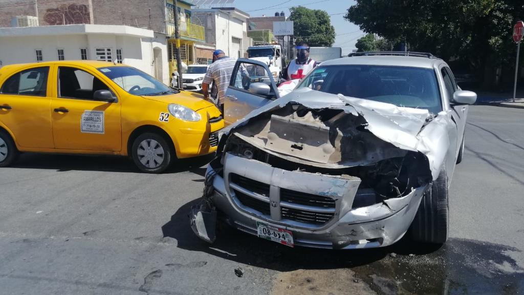 Operador de camión se pasa semáforo en rojo y provoca fuerte accidente en el cruce de la avenida Presidente Carranza y calle Comonfort, del sector centro de Torreón. (ARCHIVO)