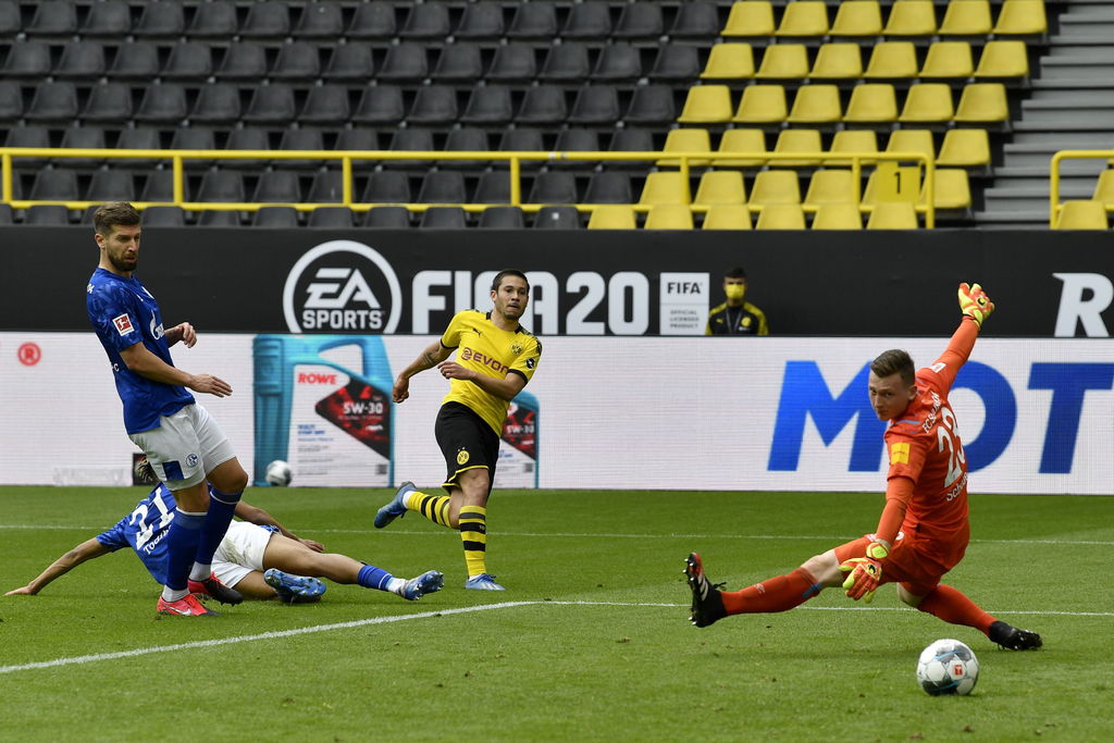 Raphael Guerreiro anota el 2-0, en la victoria del Borussia Dortmund 4-0 sobre Schalke 04.