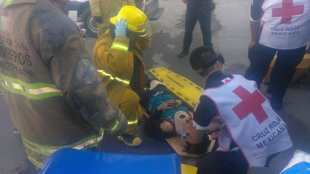 El joven fue atendido por los paramédicos de la Cruz Roja y el personal de Bomberos de Gómez Palacio. (EL SIGLO DE TORREÓN)
