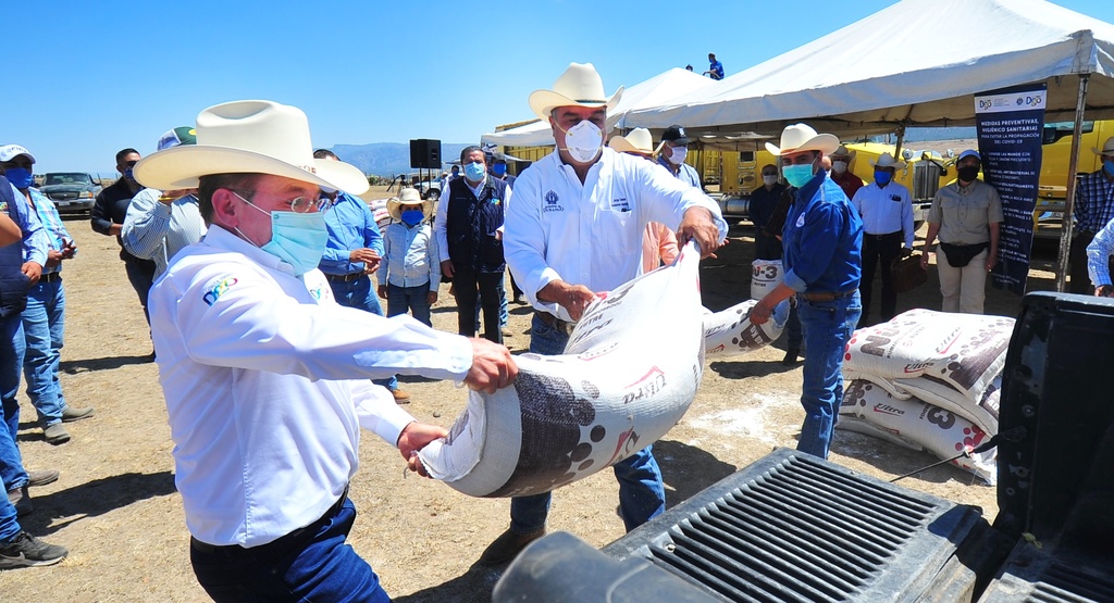 El gobernador de Durango, José Rosas Aispuro Torres, hizo entrega de suplemento alimenticio para ganado bovino. (CORTESÍA) 