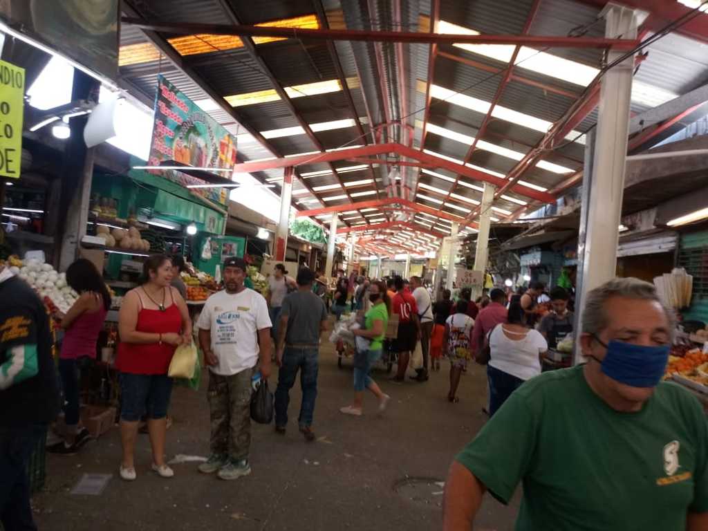 Gran cantidad de personas acudieron ayer domingo a comprar al Mercado Alianza de Torreón. (PRIMITIVO GONZÁLEZ)