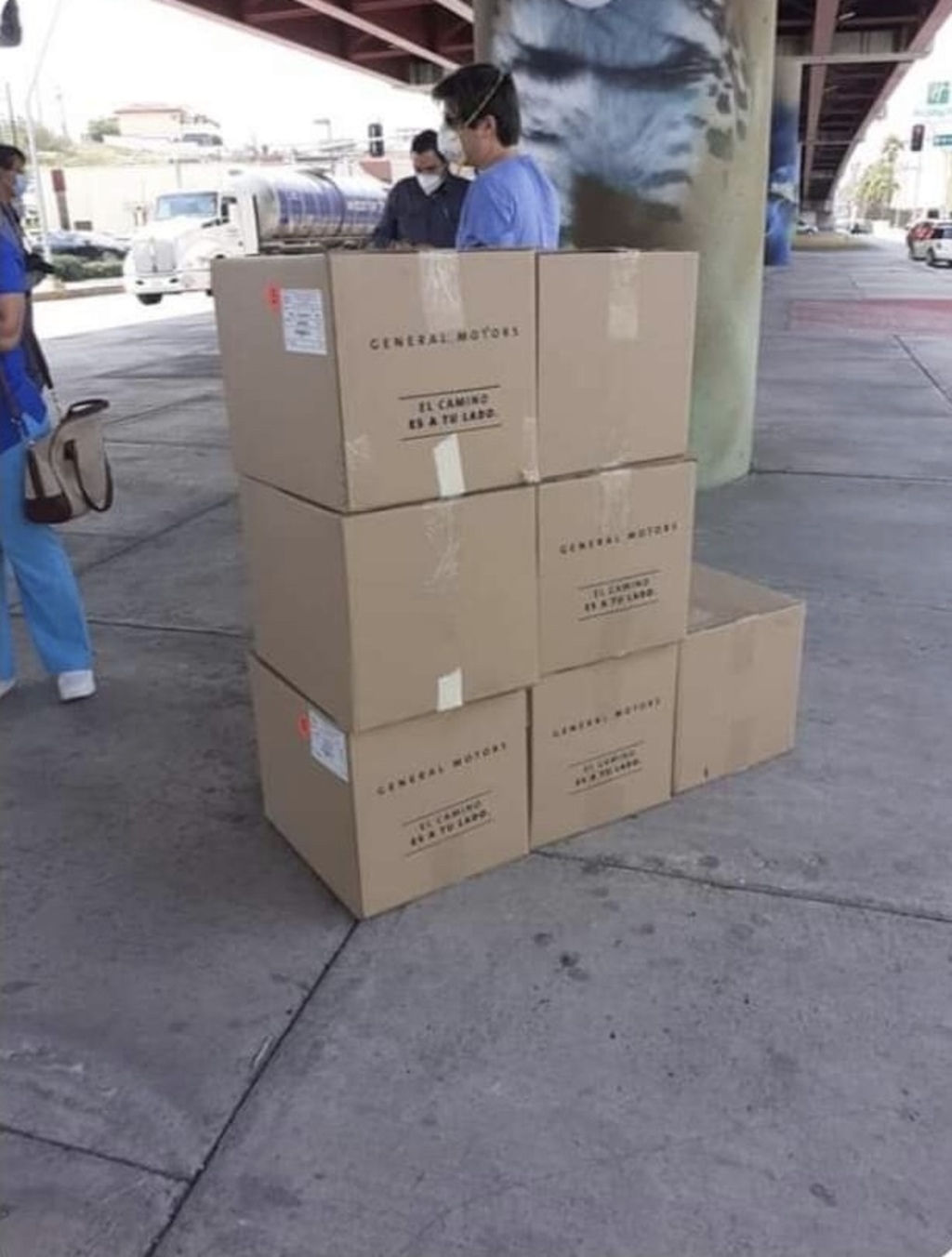 La imagen muestra siete cajas que contenían, según el personal de salud, overoles antimicrobianos donados el viernes al HGZ N.º 7 del IMSS; en la noche informó el Seguro que no tenía overoles