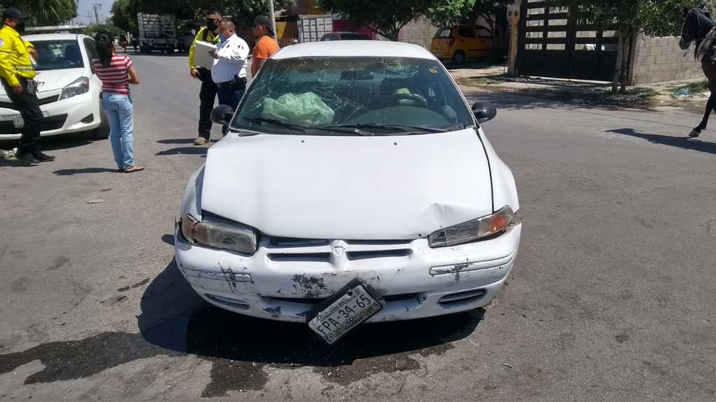 El Dodge Stratus sufrió daños en el frente, así como en el parabrisas, el cual resultó roto. (EL SIGLO DE TORREÓN)