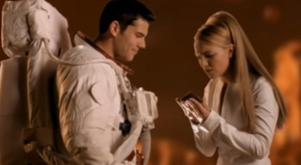 Espacial. Britney Spears recordó dos décadas de su éxito 'Oops!... I Did It Again', donde la NASA jugó un papel importante. (ESPECIAL)