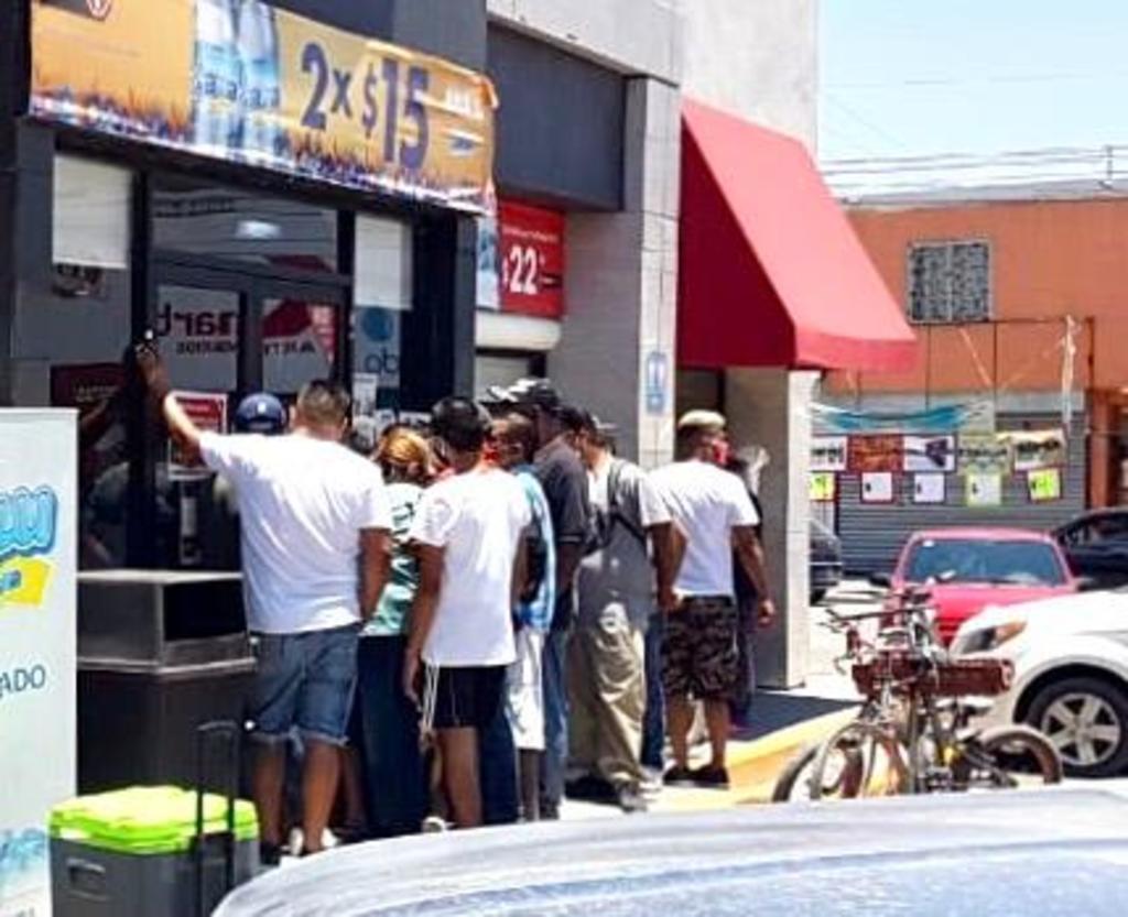 Fue durante el domingo por la tarde cuando los inspectores oficiales acudieron al negocio ubicado sobre el Diagonal Las Fuentes, a la altura de Villas La Merced, ahí observaron a decenas de personas juntas en la entrada principal, arriesgándose al contagio del COVID-19 y sin utilizar otras medidas de precaución como el cubrebocas.
(EL SIGLO DE TORREÓN)