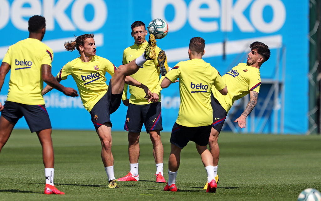 Jugadores del Barcelona, durante el entrenamiento de ayer en las instalaciones del equipo. (EFE)