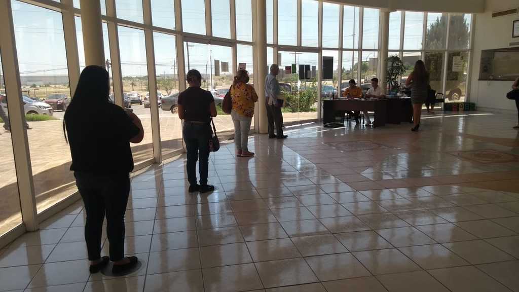Ayer se observaron largas filas en los juzgados civiles y de lo familiar de Piedras Negras, en el primer día de actividades.