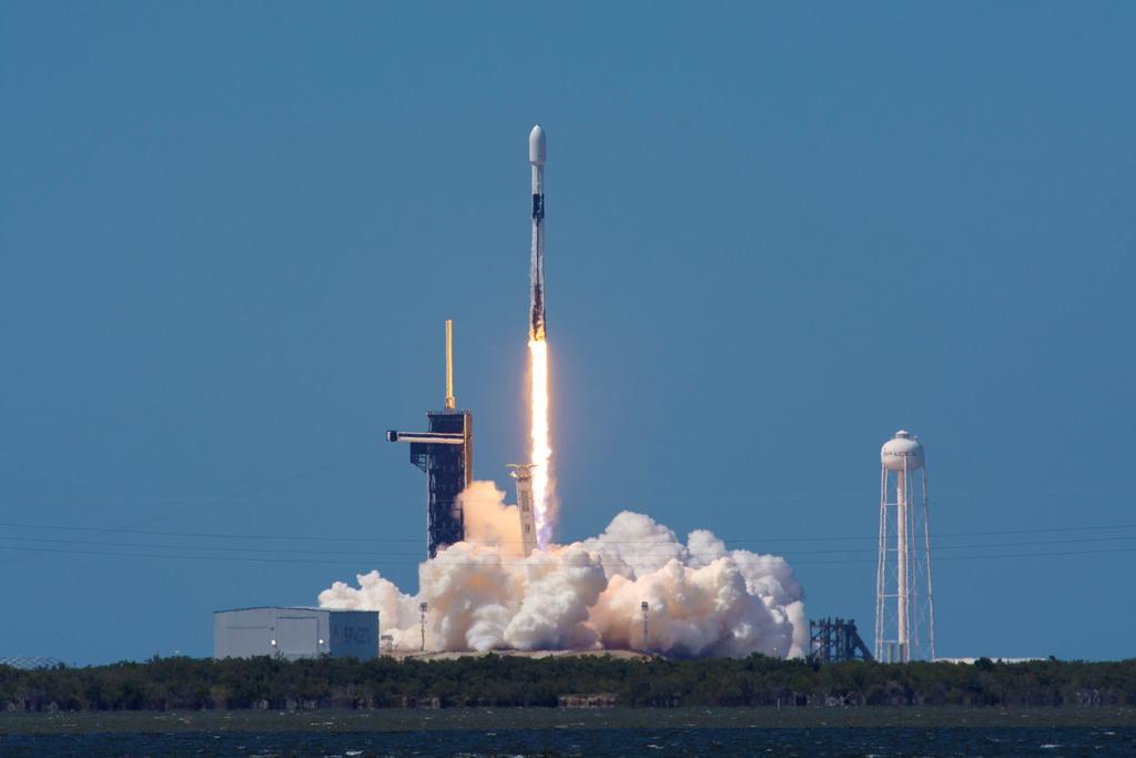 La compañía espacial SpaceX aplazó por segunda vez el lanzamiento de una nueva tanda de 60 satélites de la red Starlink, que ahora se efectuará después de la misión tripulada Demo-2 que tiene previsto iniciar el 27 de mayo junto con la NASA. (ARCHIVO) 