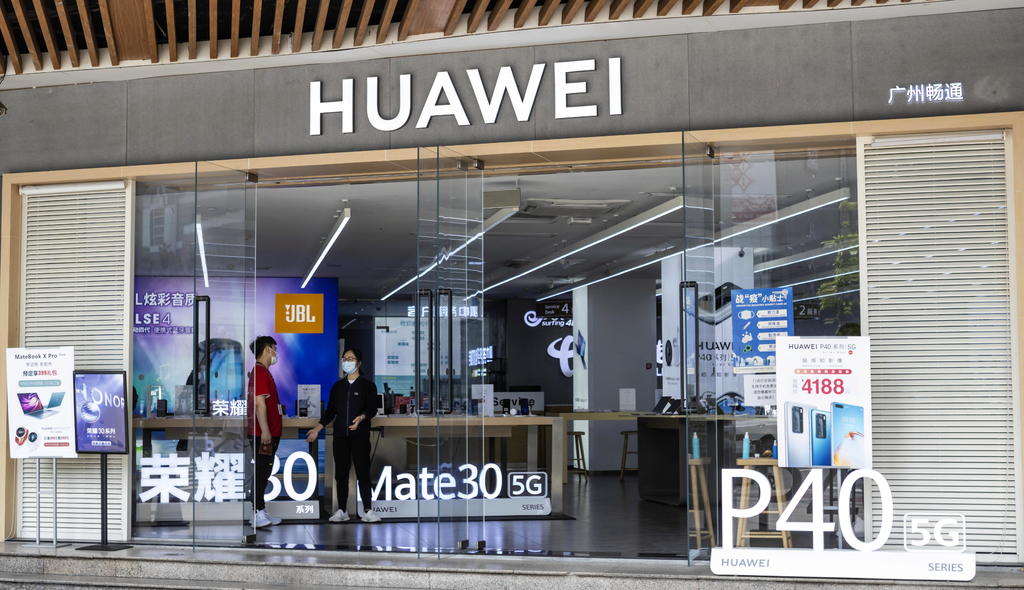 La semana pasada el gobierno de Estados Unidos dio a conocer nuevas restricciones que prohibirían a compañías del país vender software y hardware a Huawei lo que pone en riesgo ciertos procesos estratégicos de semiconductores y podría afectar de manera importante la fabricación de dispositivos de la empresa china. (ARCHIVO) 
