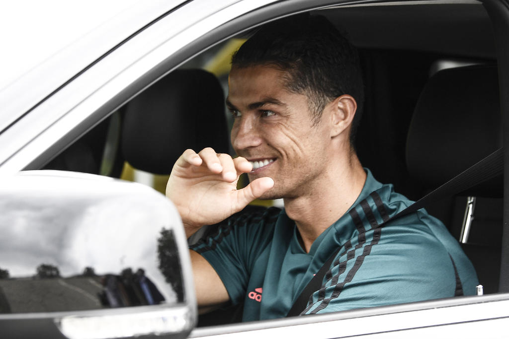 Cuando abandonó las instalaciones, Ronaldo bajó la ventana del vehículo, sonrió y saludó con el pulgar arriba. (AP)
