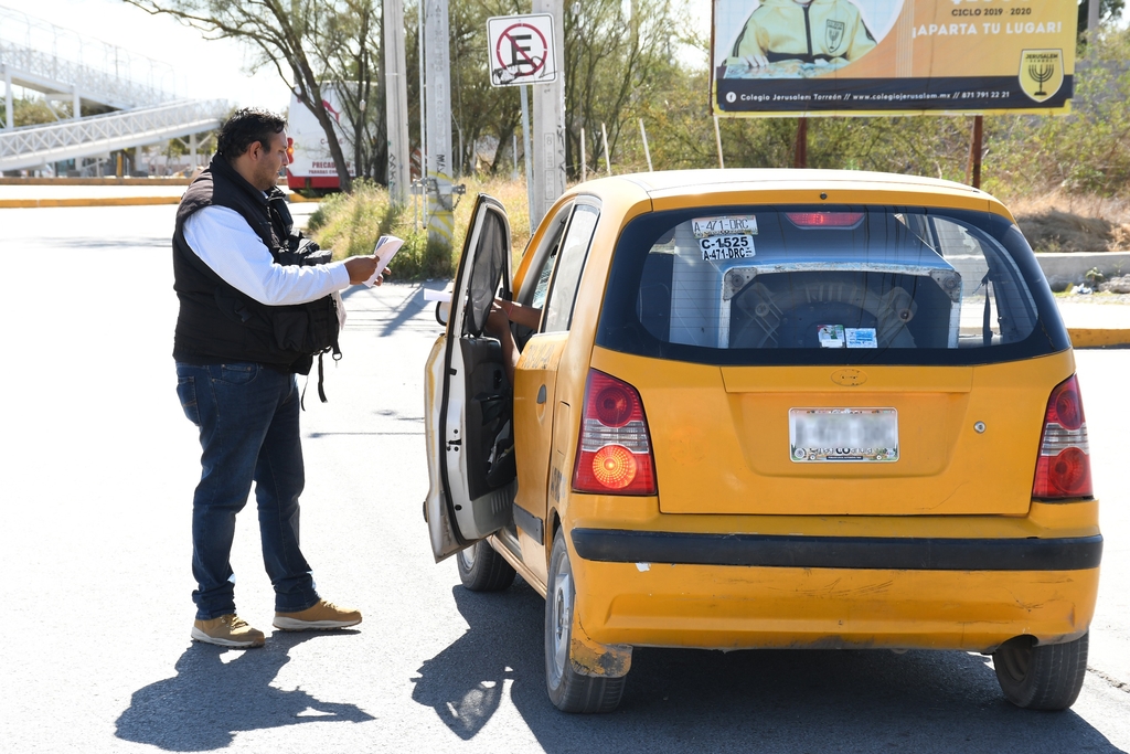 Serán instalados dos filtros de revisión de taxis en diversos puntos de Torreón, para revisar el uso de cubrebocas y la sanidad. (EL SIGLO DE TORREÓN)