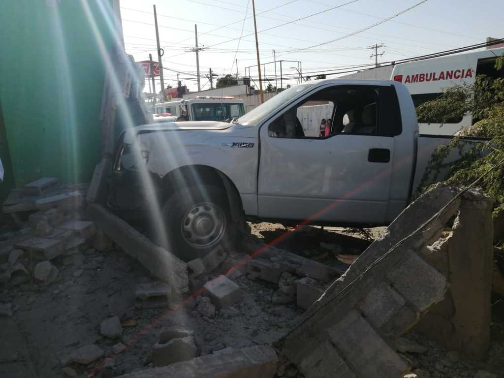 La camioneta impactó un vehículo estacionado y posteriormente derribó la barda de un domicilio. (EL SIGLO DE TORREÓN)