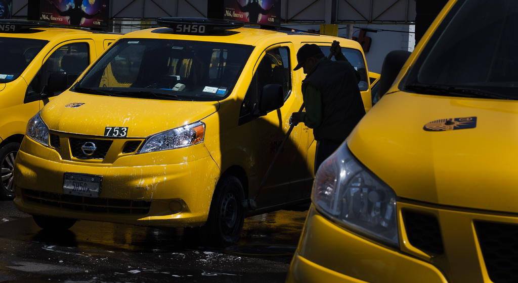 El sector del taxi en Nueva York, que vivía ya en medio de una fuerte crisis, se ha visto totalmente arrasado por el coronavirus. (ARCHIVO) 