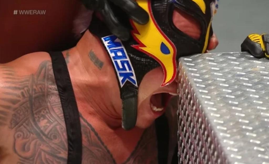 Rey Mysterio sufrió un accidente durante una función de Monday Night Raw a manos de Seth Rollins. (ESPECIAL)