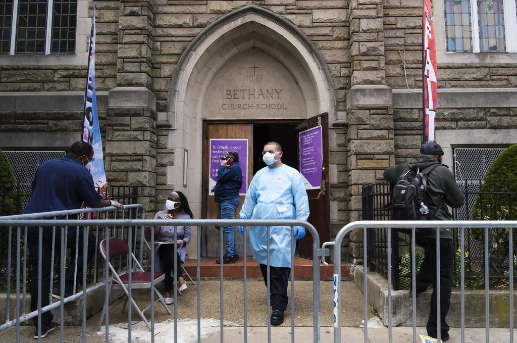 Andrew Cuomo, gobernador de Nueva York, se comprometió este miércoles a trabajar para que las ceremonias religiosas recuperen la normalidad cuanto antes pese a alza de muertes por COVID-19. (ARCHIVO) 