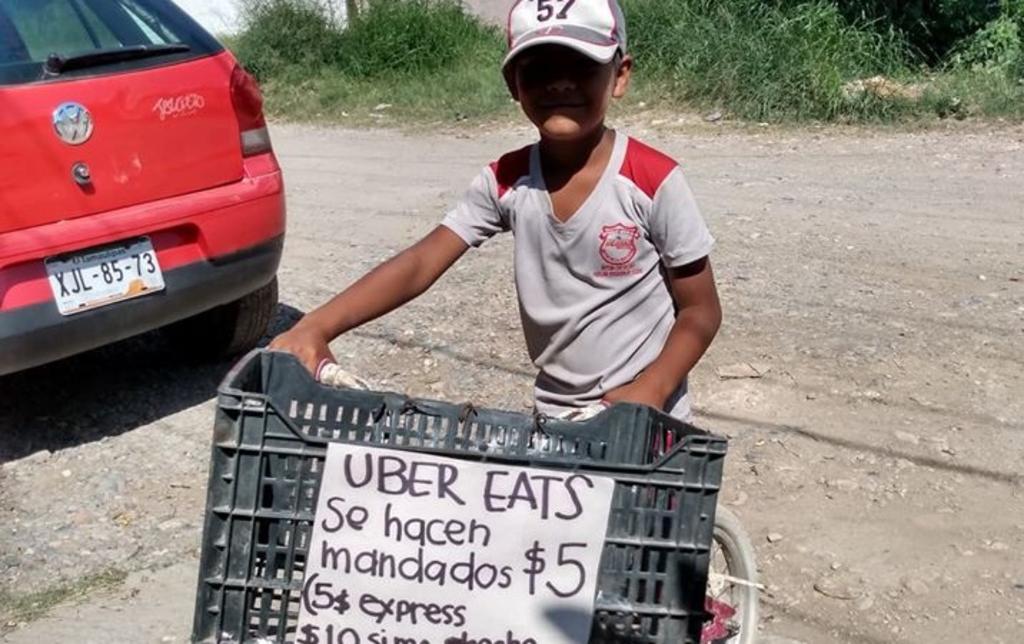 El pequeño ofrece su trabajo en su colonia por el costo de 5 o 10 pesos (CAPTURA) 
