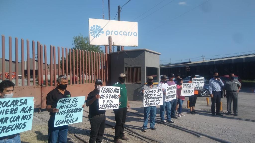 Ex trabajadores de Procarsa despedidos por la recesión provocada por el COVID-19 realizaron un plantón afuera de la industria, exigiendo el pago de su finiquito. (SERGIO RODRÍGUEZ)