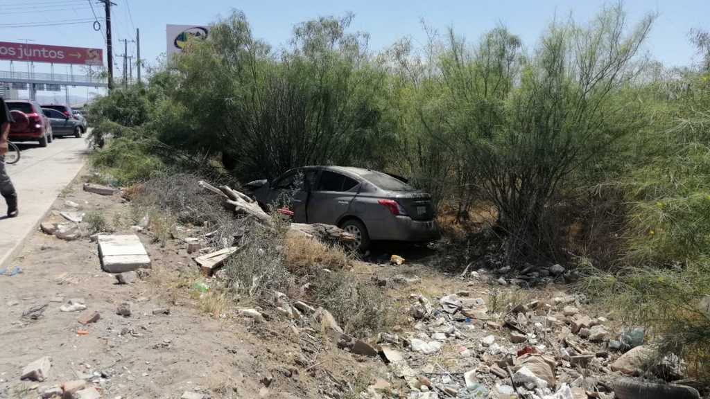 El vehículo responsable terminó destrozado en un terreno baldío que se ubica por la carretera. (EL SIGLO DE TORREÓN)