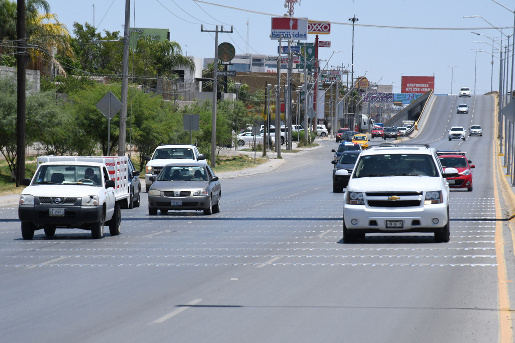 Las boyas fueron colocadas en la carretera Torreón - San Pedro. (FERNANDO COMPEÁN)