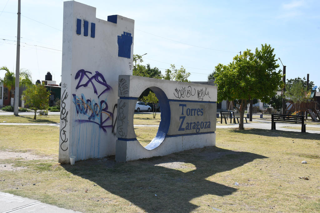 En la avenida Torres Zaragoza, se observa que la plaza carece de pasto, además que ha sido presa de los grafiteros de ese lugar.