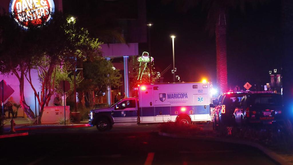 La policía de Glendale informó en su cuenta oficial de Twitter que acordonó el área del ataque, ubicada en el número 6751 del bulevar Sunset. Asimismo, confirmó el arresto de una persona y dos personas alcanzadas por las balas. 
