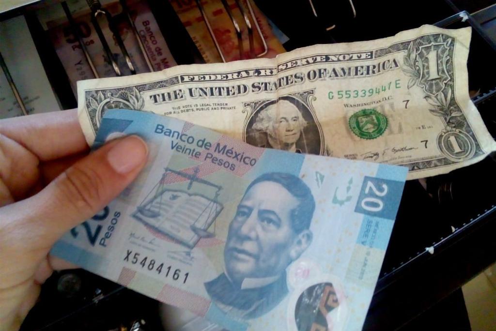 En ventanillas bancarias, el dólar se vende este jueves al menudeo en 23.33 pesos en Banamex; 23.58 en BBVA; 23.50 en Banorte; 23.47 en Scotiabank; 23.55 en Monex; 23.75 en Inbursa, y en 22.97 pesos en BX+.
(ARCHIVO)