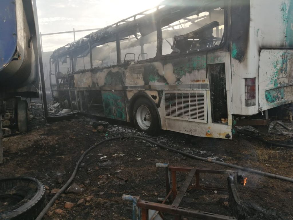 Las llamas envolvieron los autobuses a los pocos minutos de iniciado el siniestro y uno se quemó en su totalidad. (EL SIGLO DE TORREÓN)