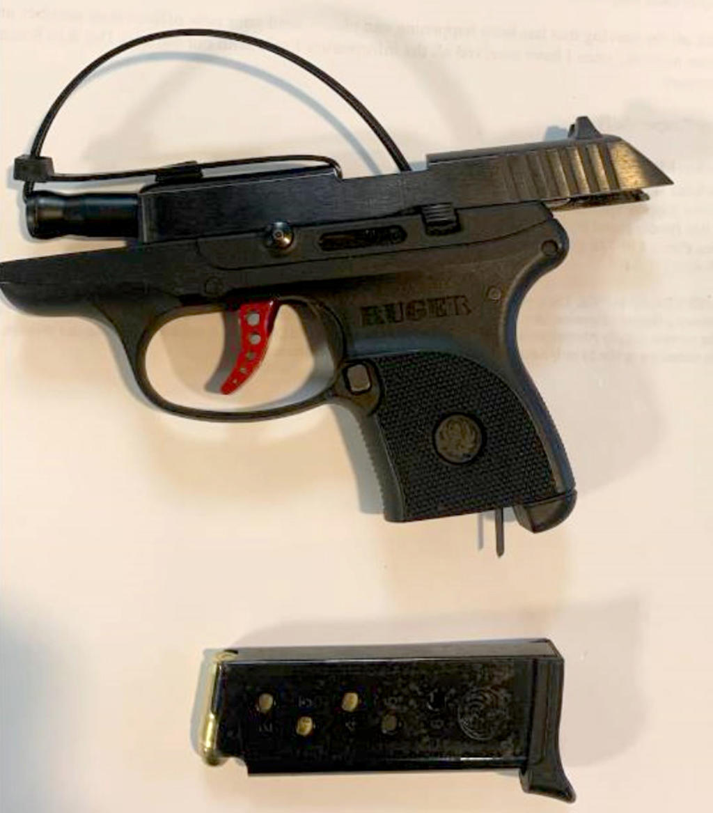 Al revisar el vehículo, los agentes de la Patrulla Fronteriza localizaron un arma de fuego Ruger, calibre .380, con municiones y también drogas. (EL SIGLO COAHUILA)