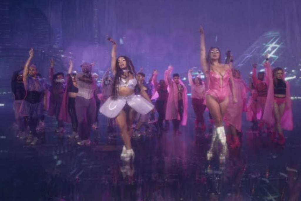 Lady Gaga y Ariana Grande estrenaron este viernes el videoclip de su tema conjunto Rain on Me, que anticipa el próximo disco de Gaga y en el que ambas estrellas bailan bajo la lluvia en un escenario apocalíptico. (ESPECIAL)