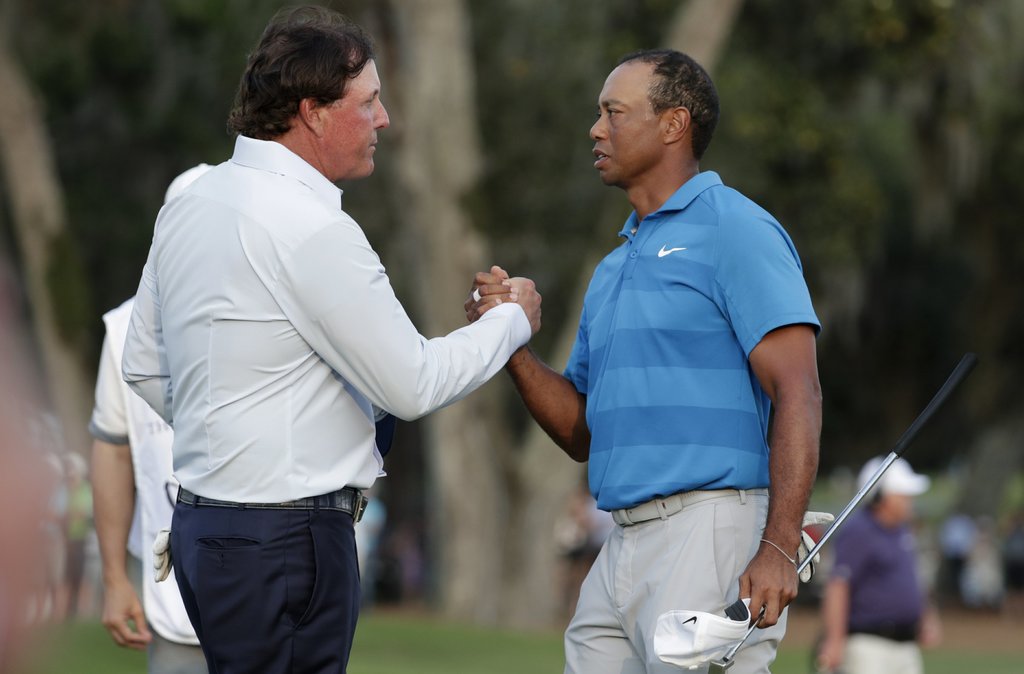 Los estelares Phil Mickelson (i) y Tiger Woods se volverán a encontrar en un campo de golf.
