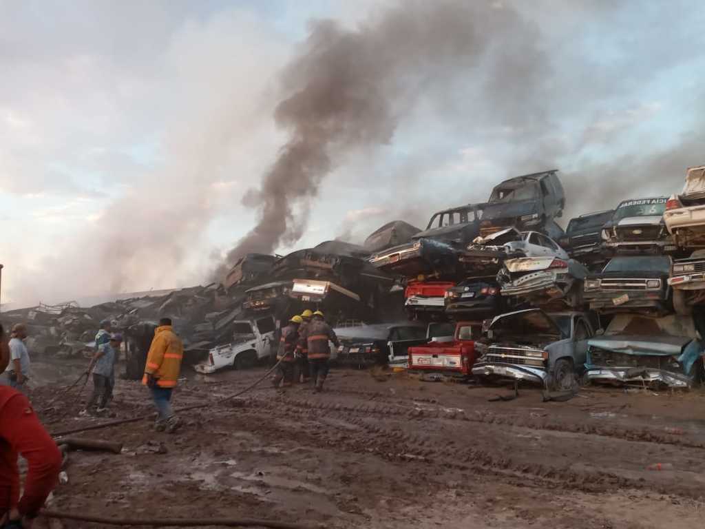 El fuego acabó con más de 300 vehículos chatarra apilados en el corralón de Grúas Laguna. (EL SIGLO DE TORREÓN)