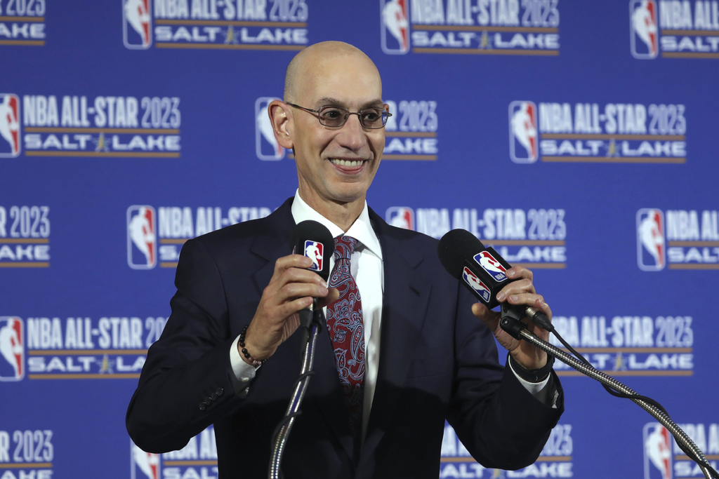 Adam Silver, comisionado de la NBA, continúa analizando opciones para que la temporada pueda reanudarse este año.