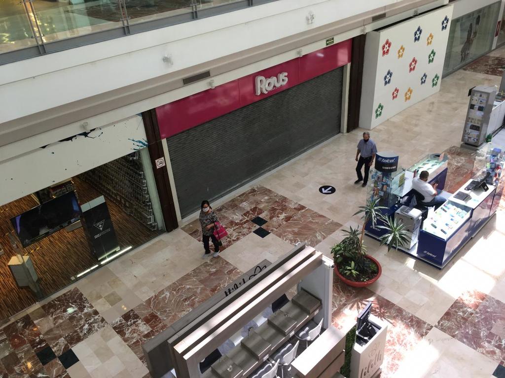 En la reapertura del centro comercial se observó una baja afluencia de personas, quienes debían usar cubrebocas obligatoriamente. (BEATRIZ A. SILVA)