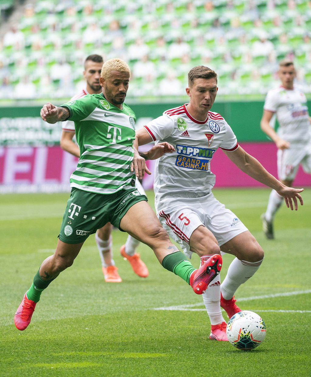 El actual campeón Ferencvaros vino de atrás para derrotar 2-1 al Debrecen, con lo que amplió su ventaja en la cima del torneo.