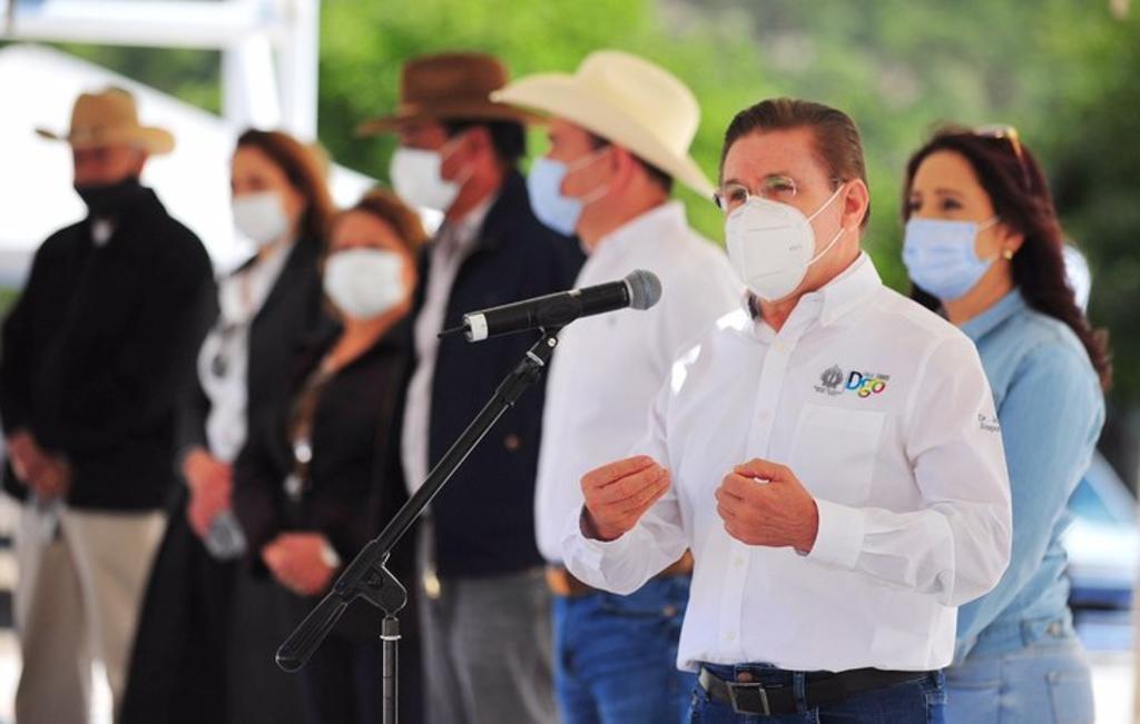 El gobernador José Rosas Aispuro Torres visitó los municipios de Pueblo Nuevo y San Dimas, donde entregó beneficios para 4 mil cabezas de ganado bovino. (CORTESÍA) 