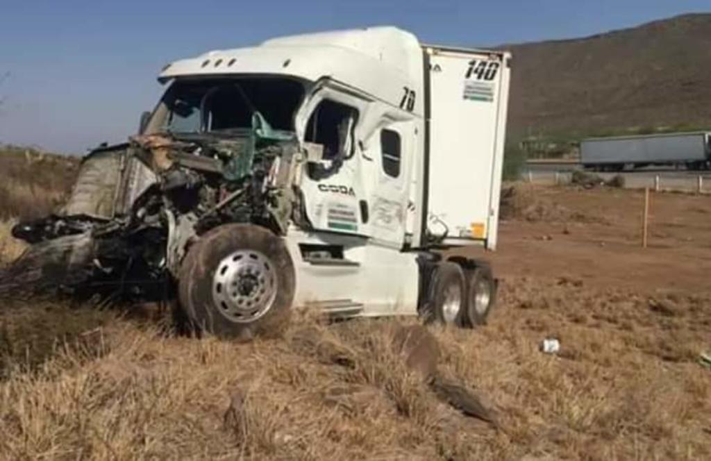 El chófer del tracto camión resultó lesionado y fue atendido por paramédicos de la Cruz Roja.(EL SIGLO COAHUILA)