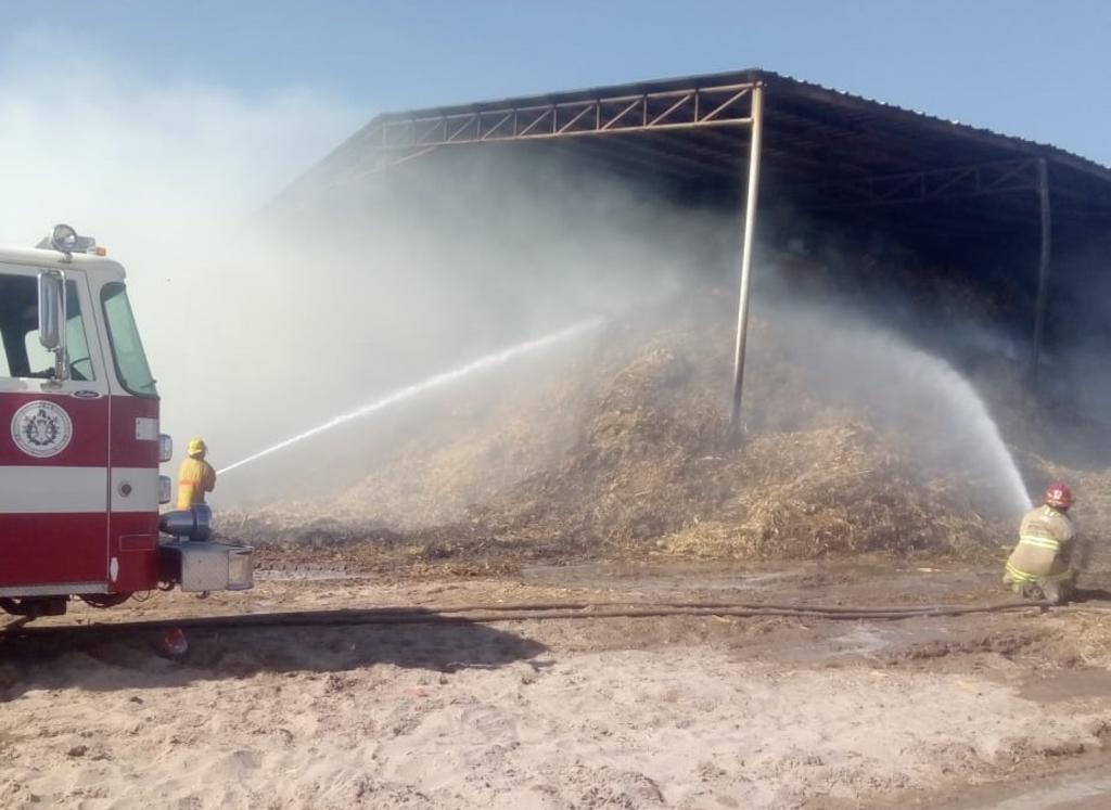 La madrugada de este domingo se registró el incendio de varias toneladas de alimento para ganado en el municipio de Tlahualilo Durango. (ARCHIVO)